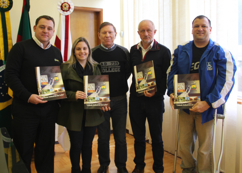 EXECUTIVO ASSINA CONVÊNIOS COM ASSOCIAÇÕES E ENTIDADES